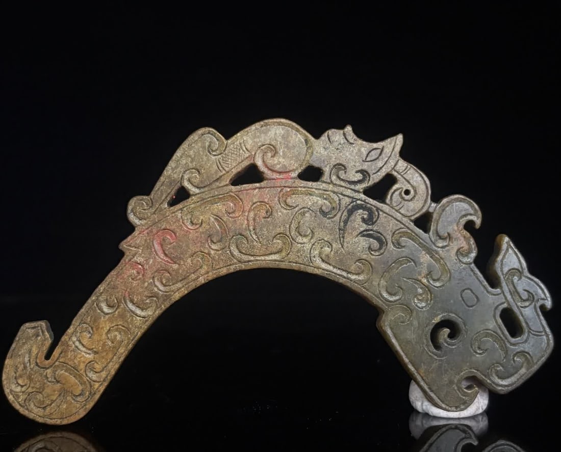 A piece of Han Dynasty dragon jade huang: Han Dynasty dragon jade huang SIZE: 13.1x4.0x0.6cm 67g (The Dimensions Of All Batches Are Manually Measured.If You Need More Detailed Information, Please Contact Our Customer Service Before Bidding.)