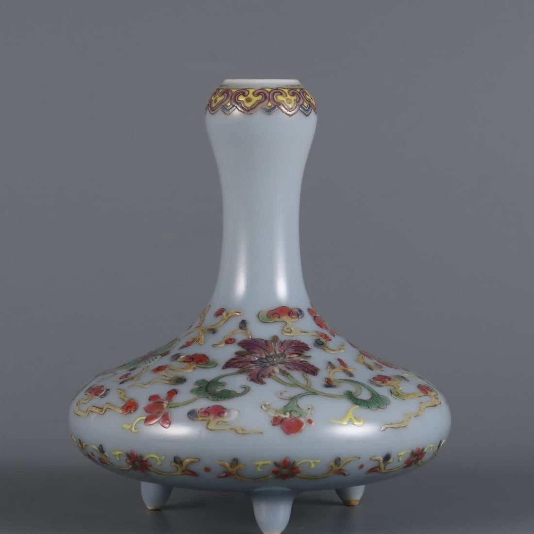 A three-legged mustard bottle made in the Qianlong period of the Qing Dynasty with sky blue glaze: Qing Dynasty Qianlong year sky blue glaze plus pastel floral pattern three-legged mustard bottle SIZE: H: 11cm Belly diameter 9.2cm (The Dimensions Of All Batches Are Manually Measured.If You Need Mor