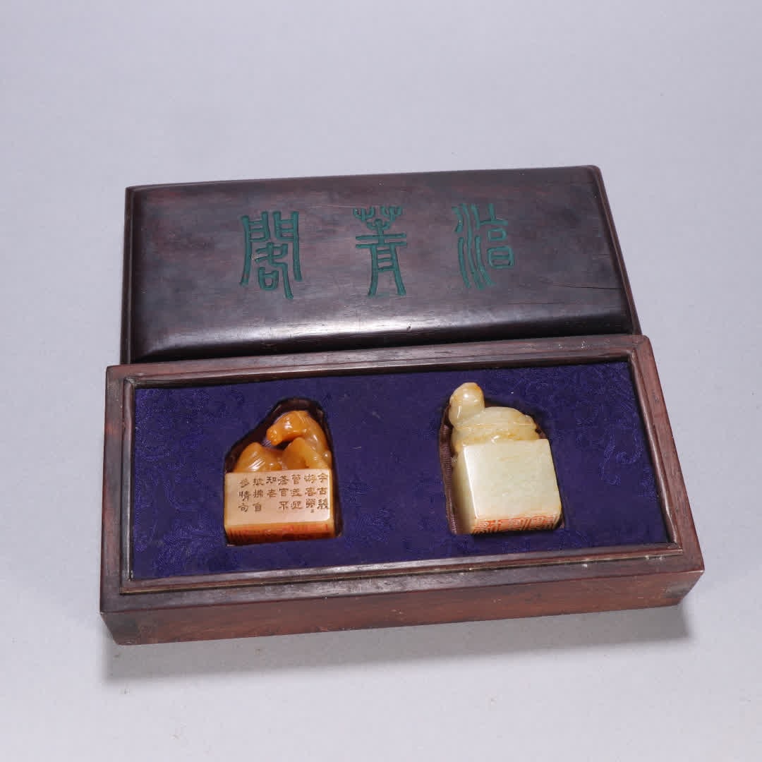 A set of Qing Dynasty Tian Huangshi seals, a set of boxes: Qing Dynasty Tian Huangshi seal set with box and set of horse button seal SIZE: H:4.4cm W:3.4cm W:70g (The Dimensions Of All Batches Are Manually Measured.If You Need More Detailed Information,