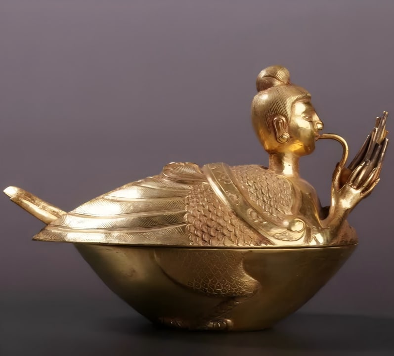 A Tang pure gold blowing sheng galou cover box: Tang Pure Gold Blowing Sheng Galu Luo Cover Box This vessel is made of pure gold, the material is precious, the pulp is mellow, and the treasure is shining. The mother mouth of the box is combined, th