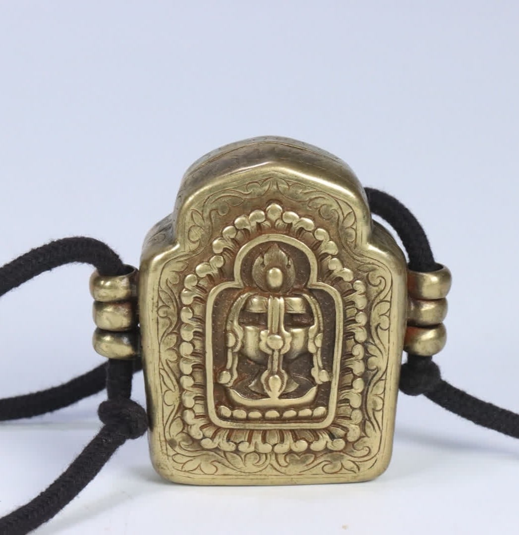 A Qing Dynasty Tibetan Lima copper braided treasure vase vase vajra pestle pattern gawu box: Qing Dynasty Tibetan Lima copper braided branch treasure vase vase vajra pattern gawu box SIZE: 5.55x5.82x2.45cm W:56.9g (The Dimensions Of All Batches Are Manually Measured.If You Need More Detailed 