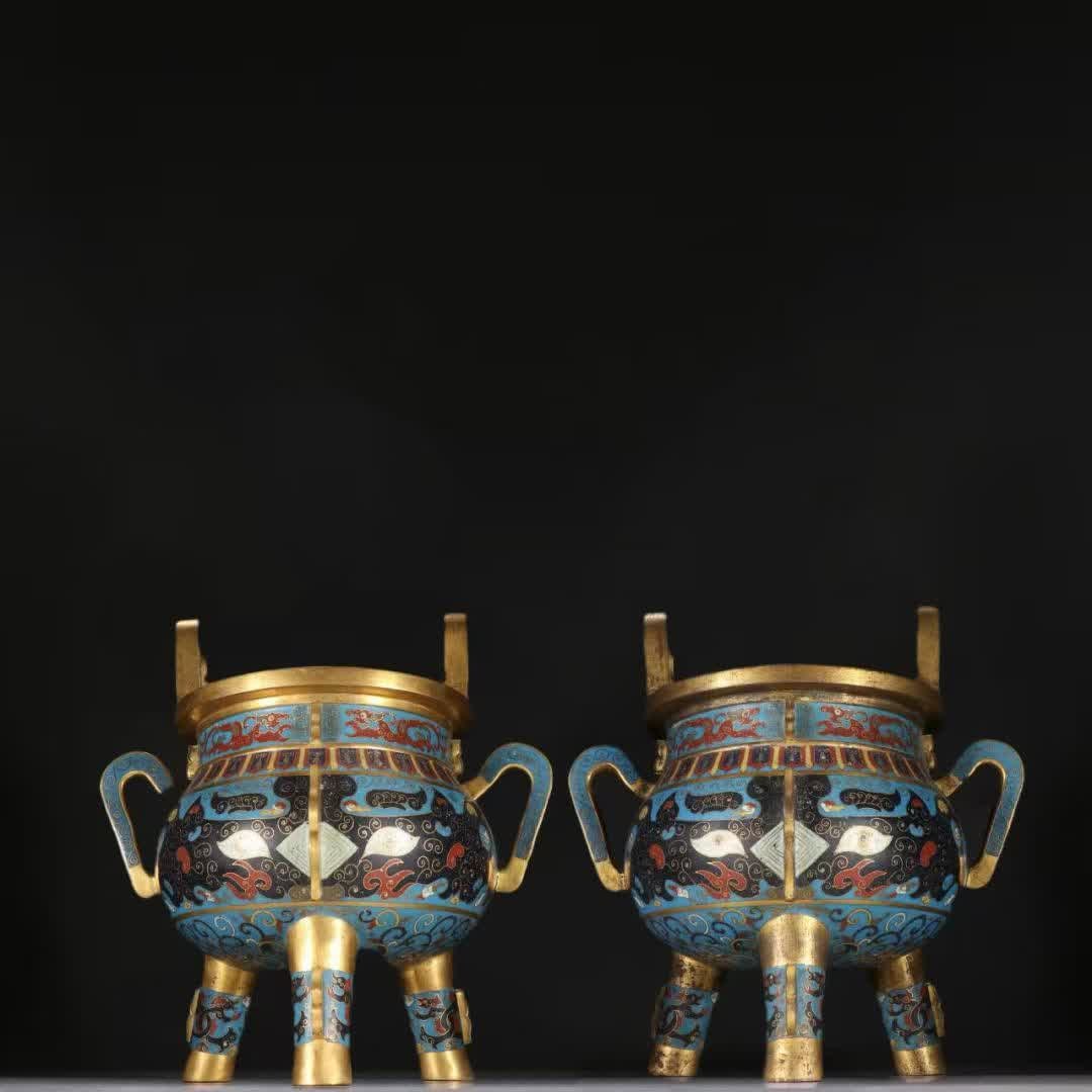 A pair of copper-gilt cloisonnegluttonous three-legged incense burners in the Ming Dynasty (1 of 9)