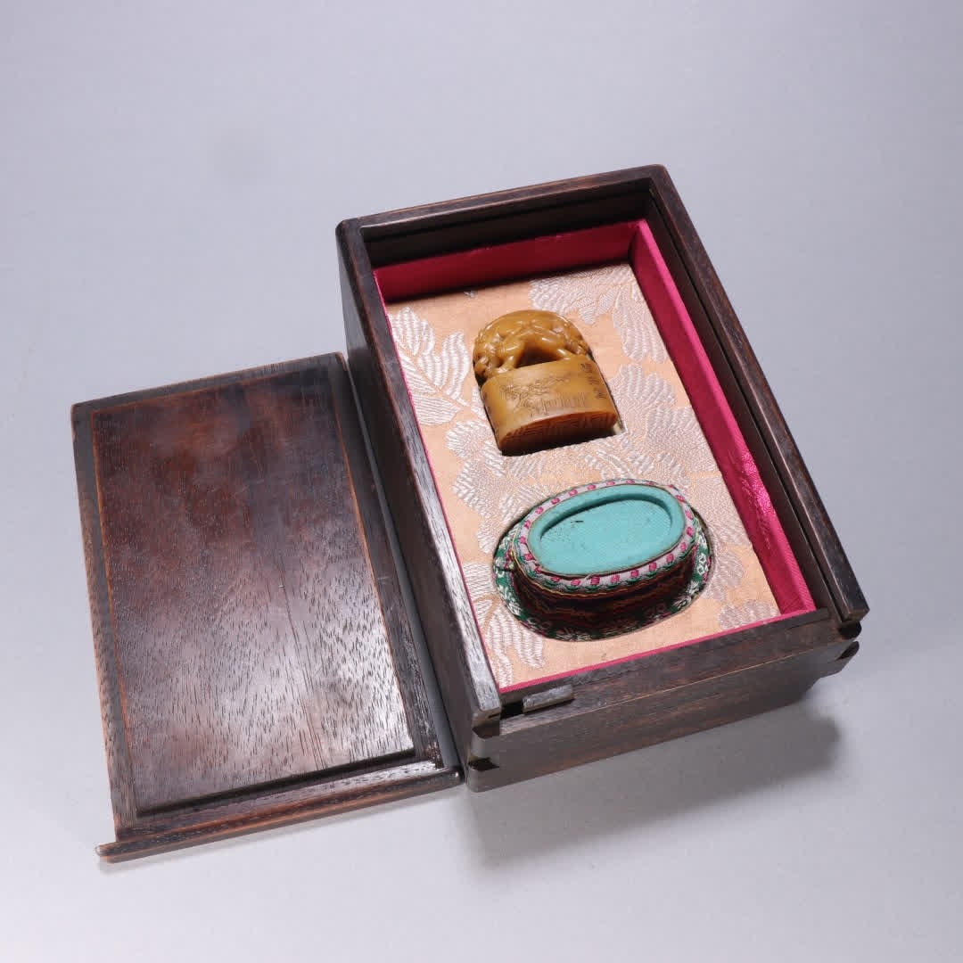 A Qing Dynasty Tian Huangshi Jiaolong button seal: Qing Dynasty Tian Huangshi Jiaolong button seal SIZE: H:5.2cm W:4.1cm W:63g (The Dimensions Of All Batches Are Manually Measured.If You Need More Detailed Information, Please Contact Our Customer Serv
