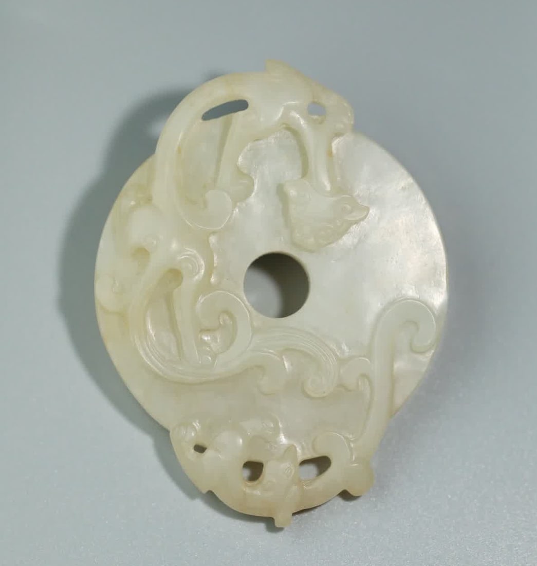 A piece of seed material in the middle of the Qing Dynasty dragon and phoenix pattern out of the: In the middle of the Qing Dynasty, the seed material dragon and phoenix pattern was outlined SIZE: 7.3x5.55x1.2cm W:58.8g (The Dimensions Of All Batches Are Manually Measured.If You Need More Detailed