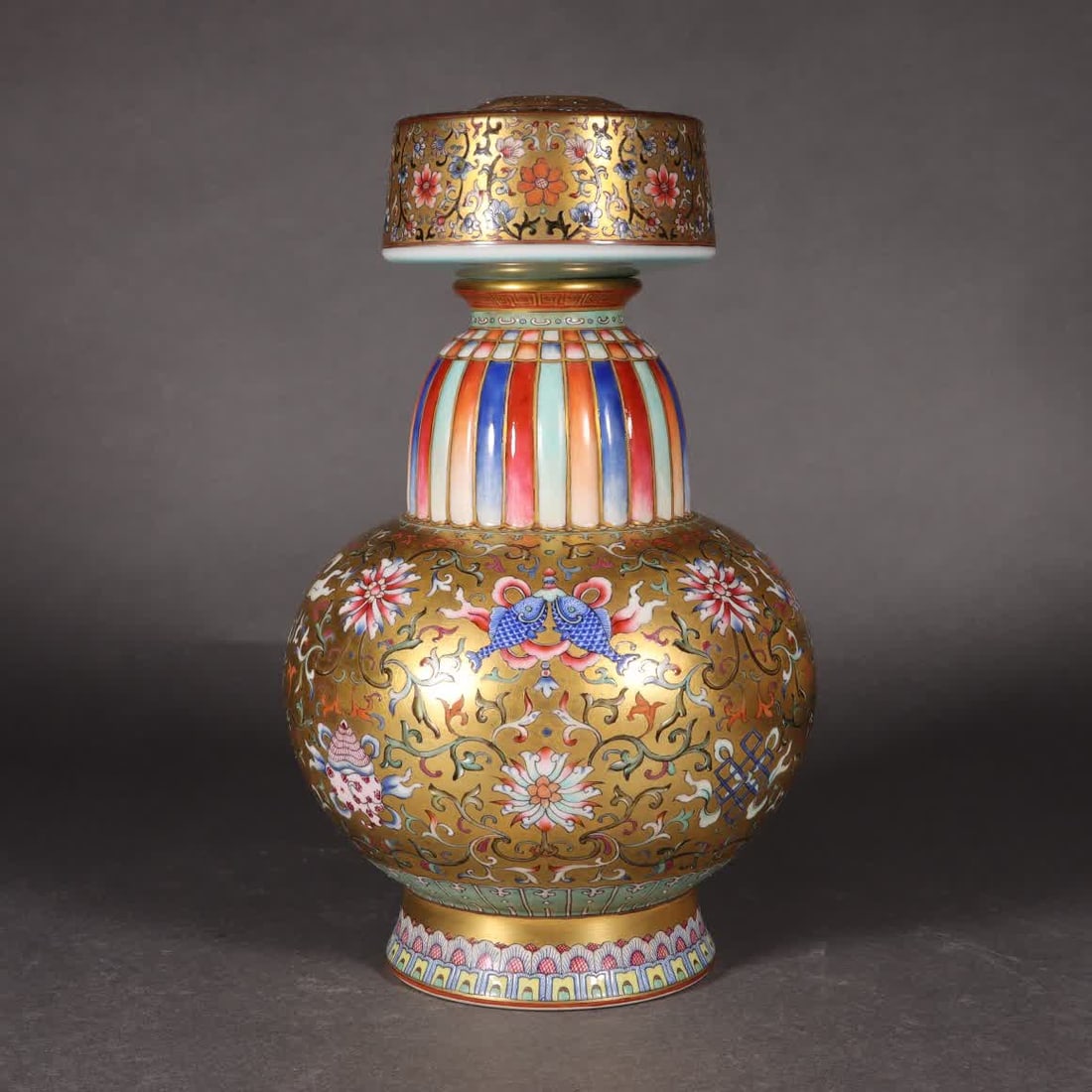 A Qianlong year gold background pastel entwined lotus floral pattern spray bottle: Qianlong year of the Qing Dynasty gold background pastel entwined lotus floral pattern spray bottle SIZE: H: 26.3cm MouthD: 3cm Bottom diameter 9.8cm (The Dimensions Of All Batches Are Manually Measur
