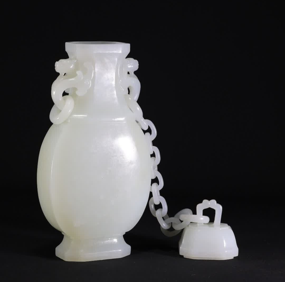 A Qing Dynasty white jade live chain dragon ear cap bottle ornament (1 of 11)