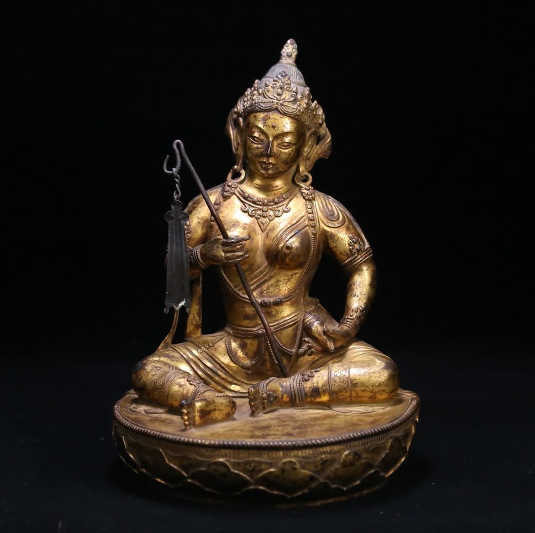 A 17th-century Zanabazar-style bronze gilt seated statue of Guanyin: 17th century Zanabazar style Bronze gilt seated statue of Guanyin SIZE: 28x20cm W:5640g (The Dimensions Of All Batches Are Manually Measured.If You Need More Detailed Information, Please Contact Our C