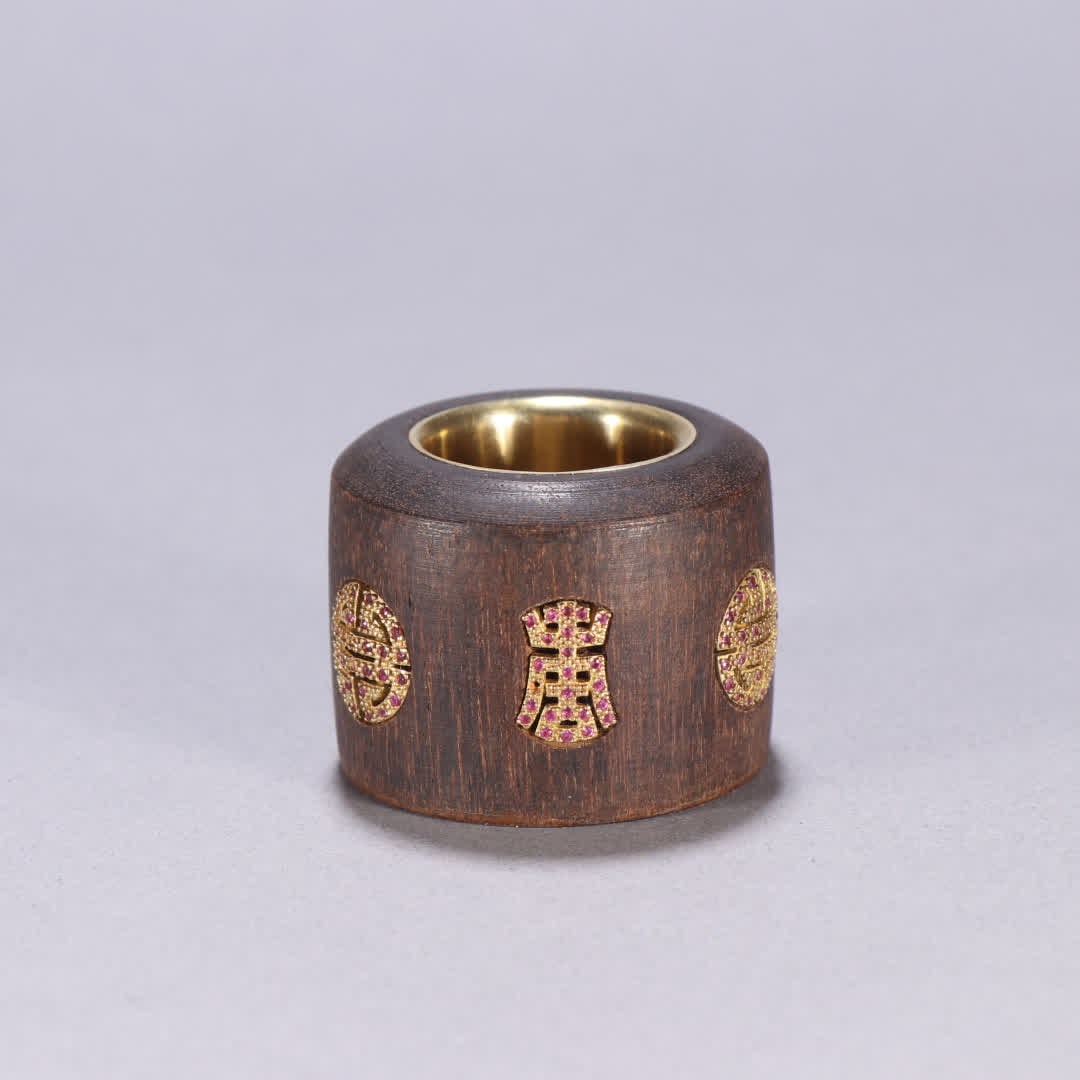 A piece of Qing Dynasty agarwood wrapped in gold round longevity pattern finger: Qing Dynasty agarwood wrapped in gold round longevity pattern finger SIZE: Inner diameter 2.1cm W:2.8cm W:33g (The Dimensions Of All Batches Are Manually Measured.If You Need More Detailed Information