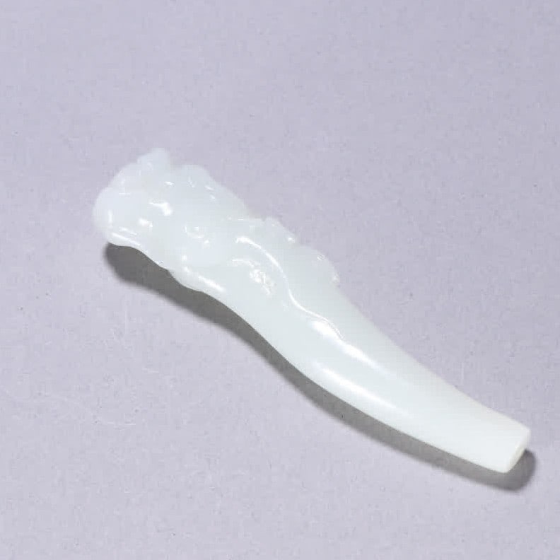 A Qing Dynasty Hetian jade dragon pattern cigarette holder (1 of 9)