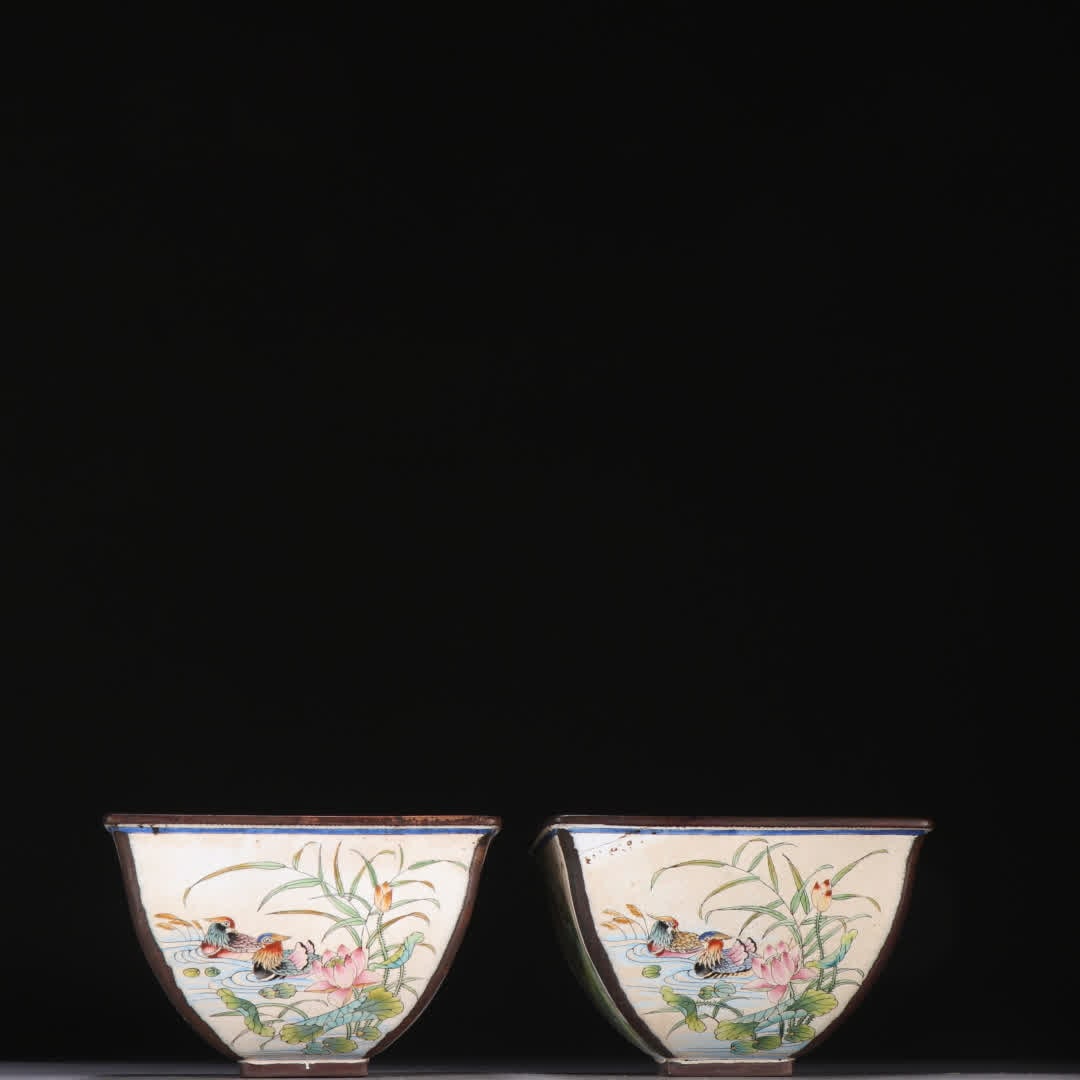 A pair of Qing Dynasty bronze tire painting enamel mandarin duck picture tea bowls: A pair of Qing Dynasty bronze tire painting enamel mandarin duck picture tea bowls SIZE: H: 5.3cm W: 9.1cm Total W: 425.2g (The Dimensions Of All Batches Are Manually Measured.If You Need More Detaile