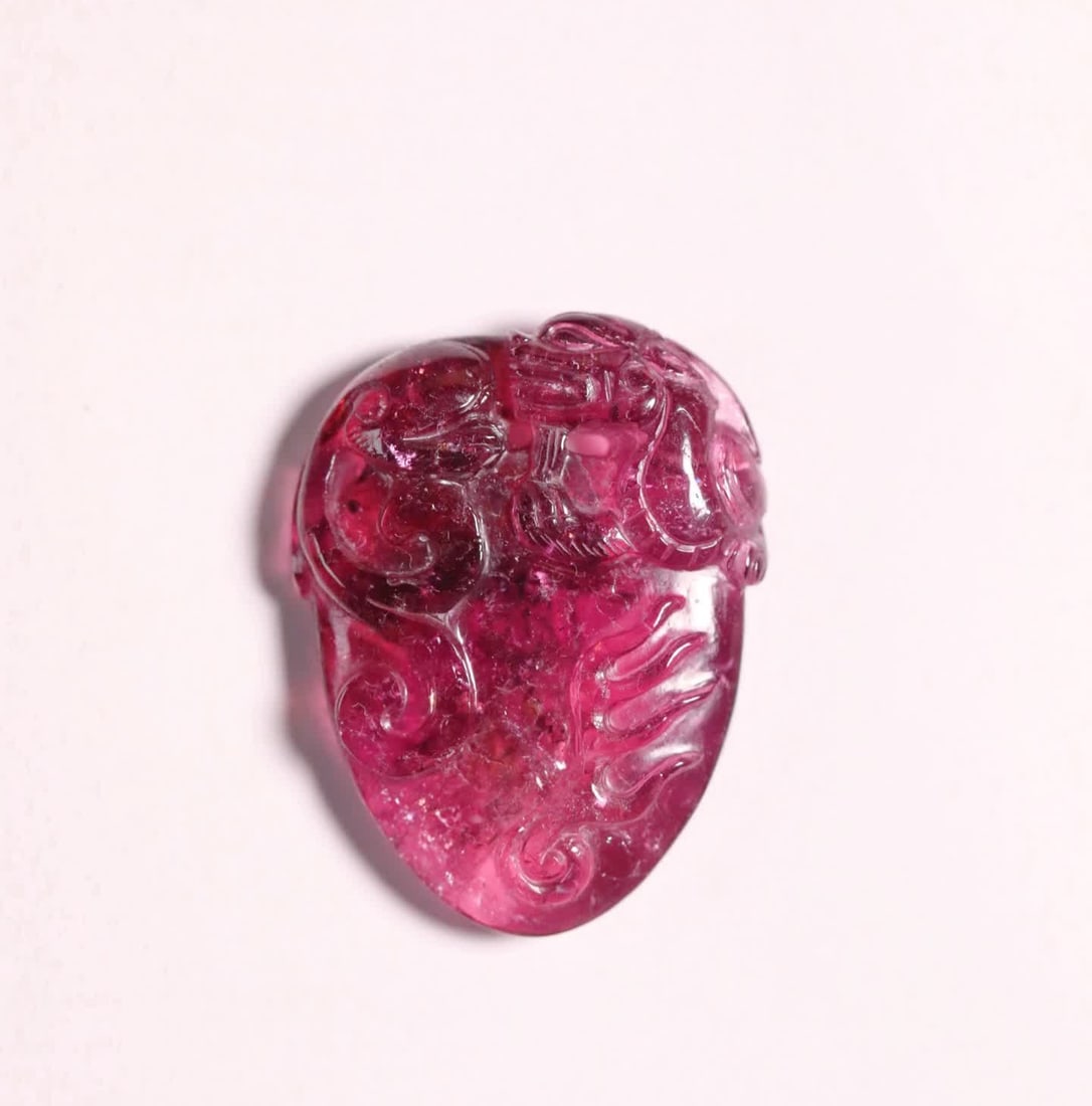 A Qing Dynasty tourmaline dragon pattern chicken heart fasting pendant: Qing Dynasty tourmaline dragon pattern chicken heart fasting ornament SIZE: 3.05x2.35x0.68cm W:8g (The Dimensions Of All Batches Are Manually Measured.If You Need More Detailed Information, Please Con