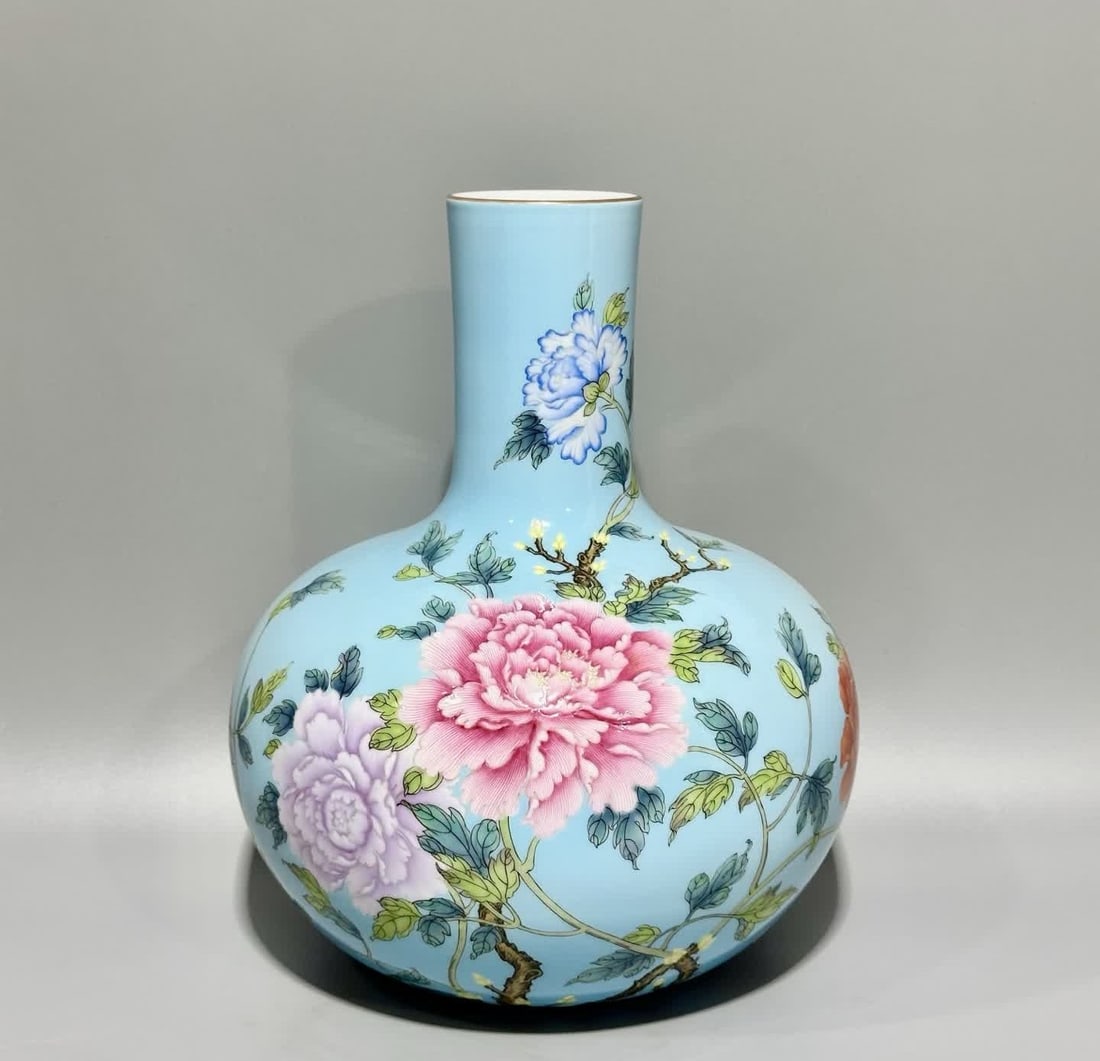 A Qianlong turquoise green pastel floral vase: Qianlong year turquoise green pastel flower vase SIZE: H:25cm MouthD:6.6cm Belly diameter 22.5cm Bottom diameter 9.3cm (The Dimensions Of All Batches Are Manually Measured.If You Need More Detailed In