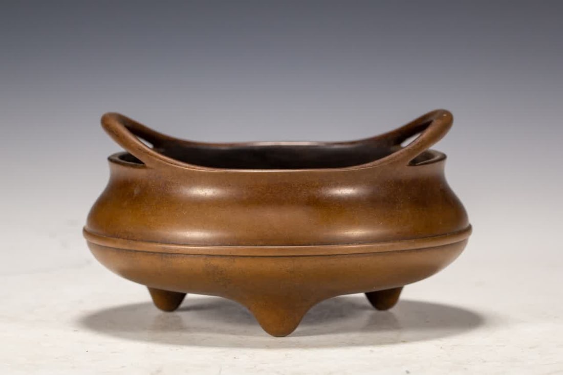 A Qing Dynasty copper three-legged amphora: Qing Dynasty copper three-legged amphora SIZE: L:15cm W:15cm H:8cm W:1210g (The Dimensions Of All Batches Are Manually Measured.If You Need More Detailed Information, Please Contact Our Customer Servi
