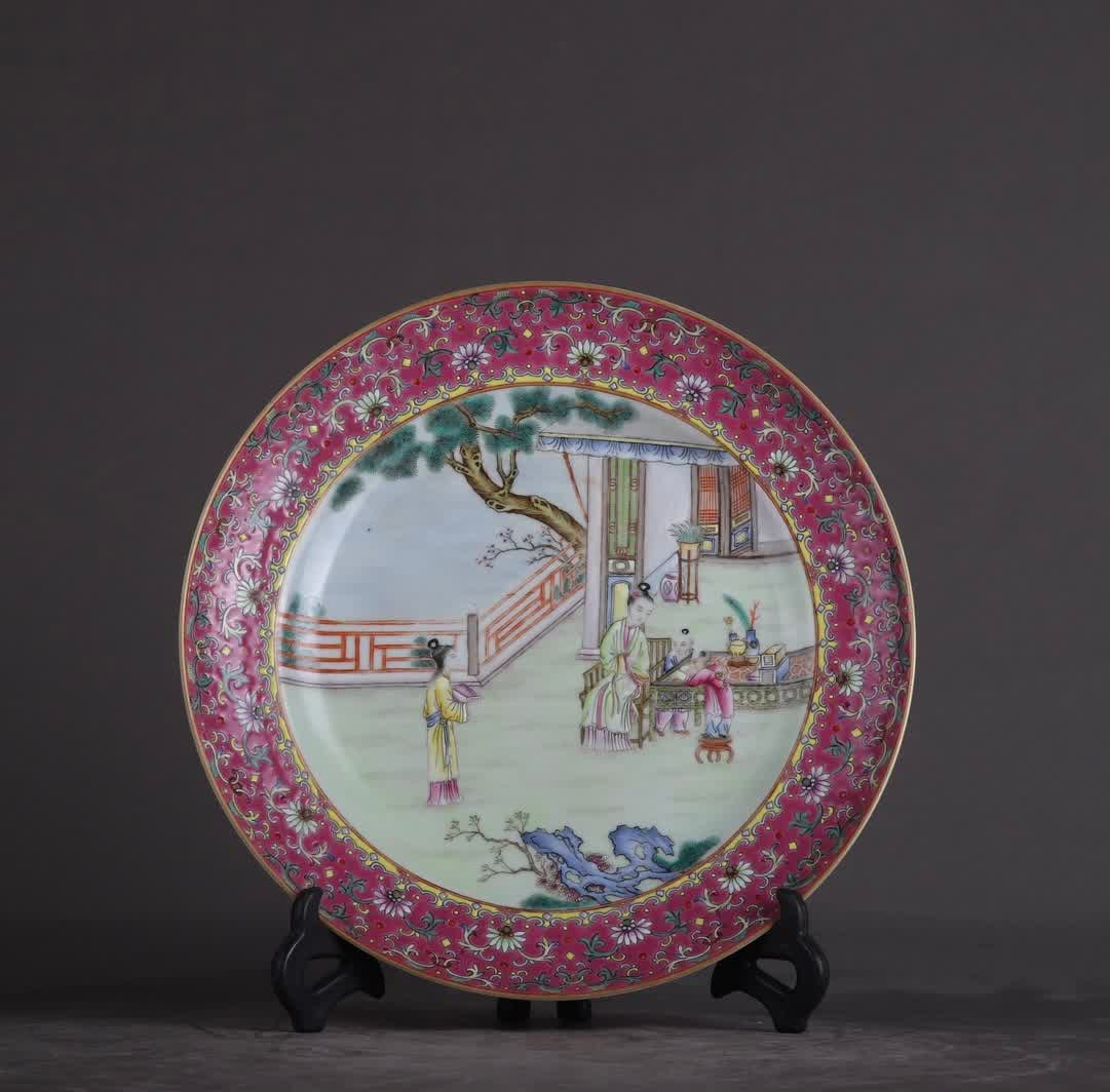 A Qing Dynasty Yongzheng pastel gold-painted window opening Sanniang teaching plate: Qing Dynasty Yongzheng pastel gold-painted window Sanniang godson plate SIZE: H:5cm D:32cm (The Dimensions Of All Batches Are Manually Measured.If You Need More Detailed Information, Please Contact Ou