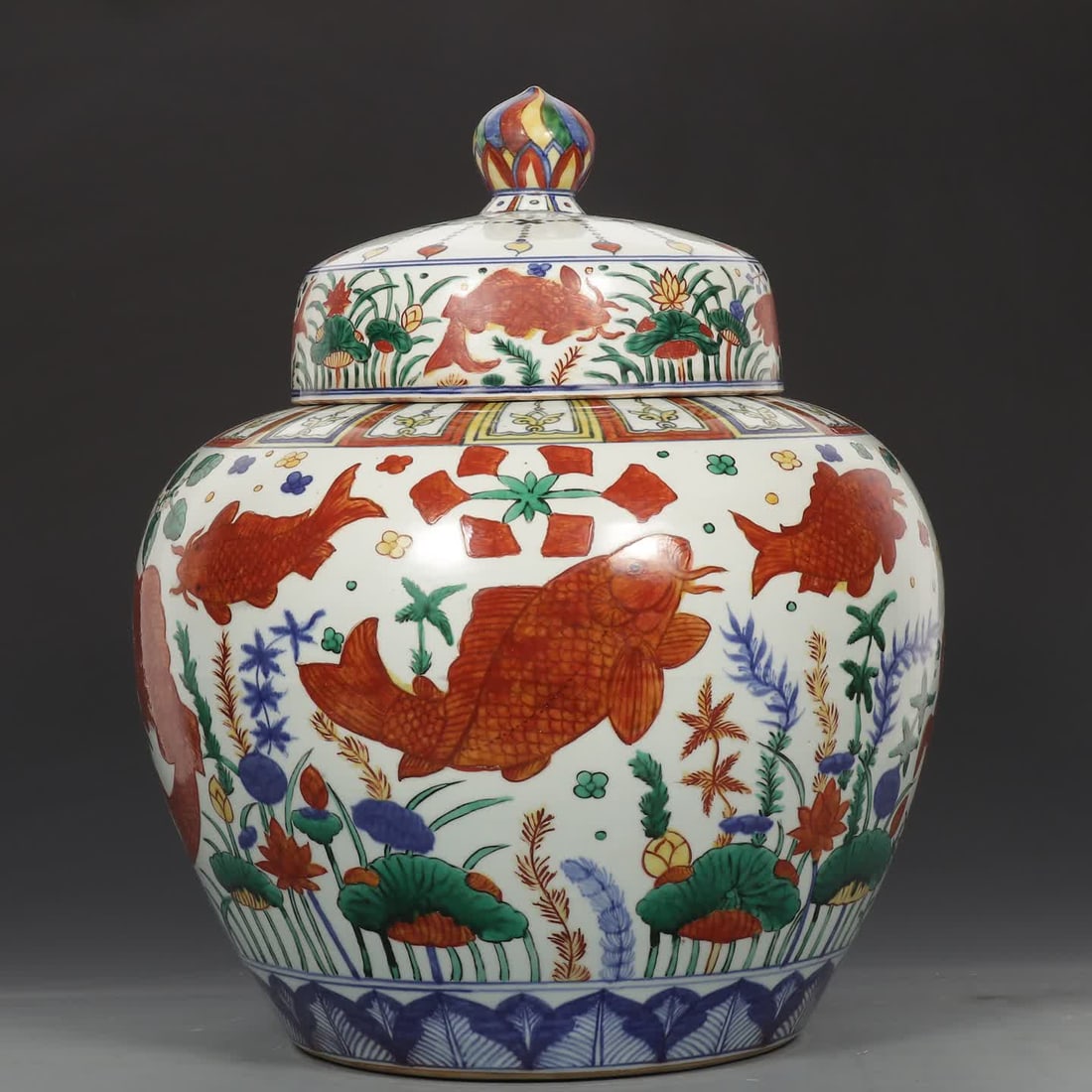 A large lid jar with a large lid of Jiajing colorful fish and algae pattern in the Ming Dynasty (1 of 9)