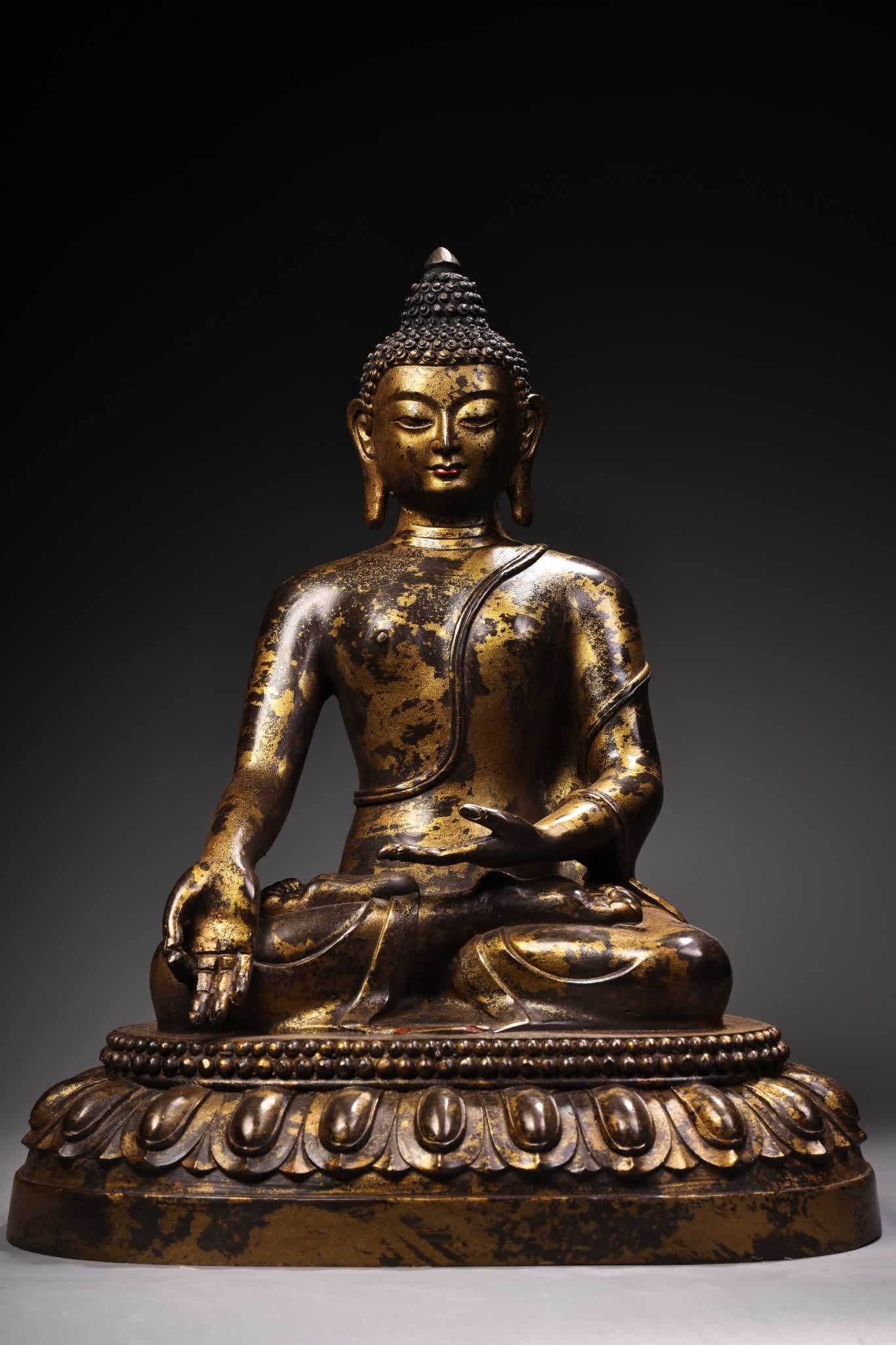 A Buddha statue of Shakyamuni Buddha engraved with high relief engraved in gold in the Qing Dynasty: A Buddha statue of Shakyamuni Buddha engraved in high relief in the Qing Dynasty SIZE: W:4100g H:32cm W:25cm (The Dimensions Of All Batches Are Manually Measured.If You Need More Detailed