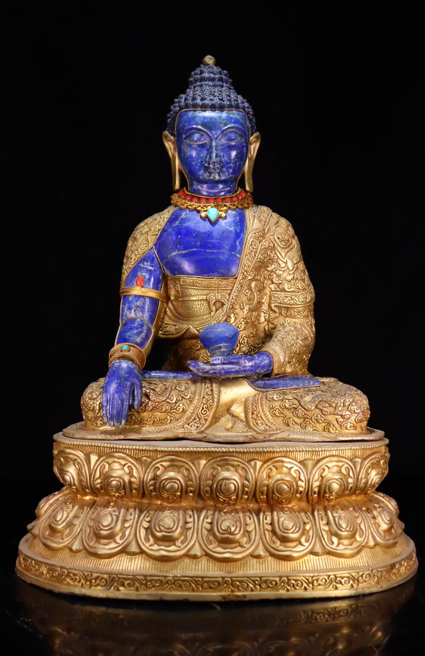 A piece of Qing Dynasty copper gilt carved and beating lapis lazuli stone Buddha: Qing Dynasty copper gilt engraving beats lapis lazuli stone Buddha SIZE: 32x22x45cm (The Dimensions Of All Batches Are Manually Measured.If You Need More Detailed Information, Please Contact Our