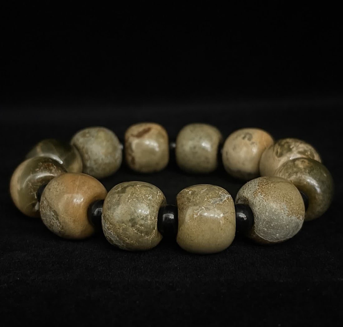 A Han Dynasty jade old bead bracelet: Han Dynasty jade old bead bracelet SIZE: 1.8x1.4cm 130g (The Dimensions Of All Batches Are Manually Measured.If You Need More Detailed Information, Please Contact Our Customer Service Before Bidding.)