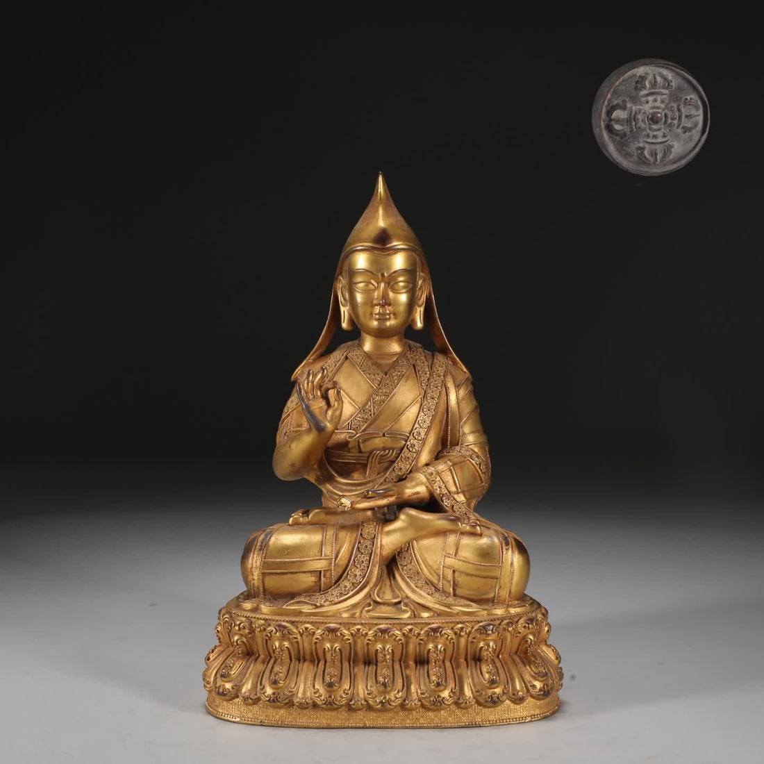 A seated statue of Jia Caojie, a disciple of Tsongkhapa, in the Qing Dynasty: Qing Dynasty Fine Cast Bronze Tire Gilded Tsongkhapa Disciple Jia Cao Jie Seated Statue [Details] The statue is cast from fine copper, gilded throughout, bright and elegant. This statue is smiling,