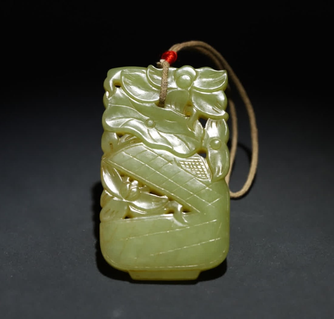 A Qing Dynasty Hetian topaz lotus card: Qing Dynasty Hetian topaz lotus card SIZE: 6.5x3.8x0.7cm W:44.3g (The Dimensions Of All Batches Are Manually Measured.If You Need More Detailed Information, Please Contact Our Customer Service Before