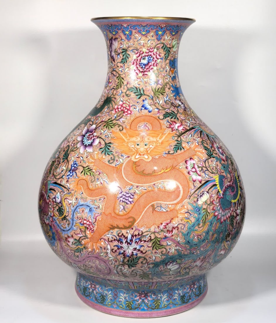 A piece of Qing Dynasty Qianlong enamel color hook phoenix tail grass five dragons and four: Qing Dynasty Qianlong enamel color hook phoenix tail grass five dragons and four phoenixes big jade Hu Chun SIZE: H: 63cm Diameter 22cm Belly diameter 45cm Foot diameter 33cm (The Dimensions Of All