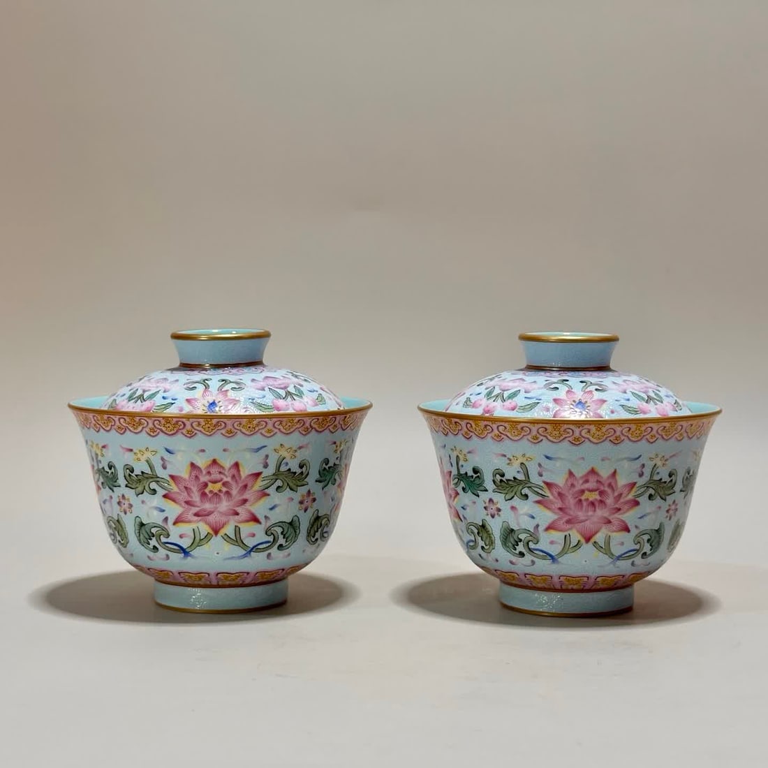 A Qianlong year climbing turquoise green flower cover bowl: Qianlong year system climbing turquoise green flower gaiwan SIZE: H:8cm MouthD:9.2cm Bottom diameter 4.1cm (The Dimensions Of All Batches Are Manually Measured.If You Need More Detailed Information,