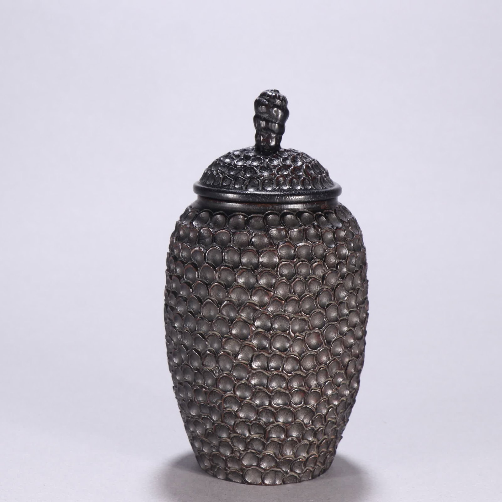 A Qing Dynasty rosewood scale lid jar: Qing Dynasty rosewood scale lid jar SIZE: H:13cm W:6.8cm W:138.5g (The Dimensions Of All Batches Are Manually Measured.If You Need More Detailed Information, Please Contact Our Customer Service