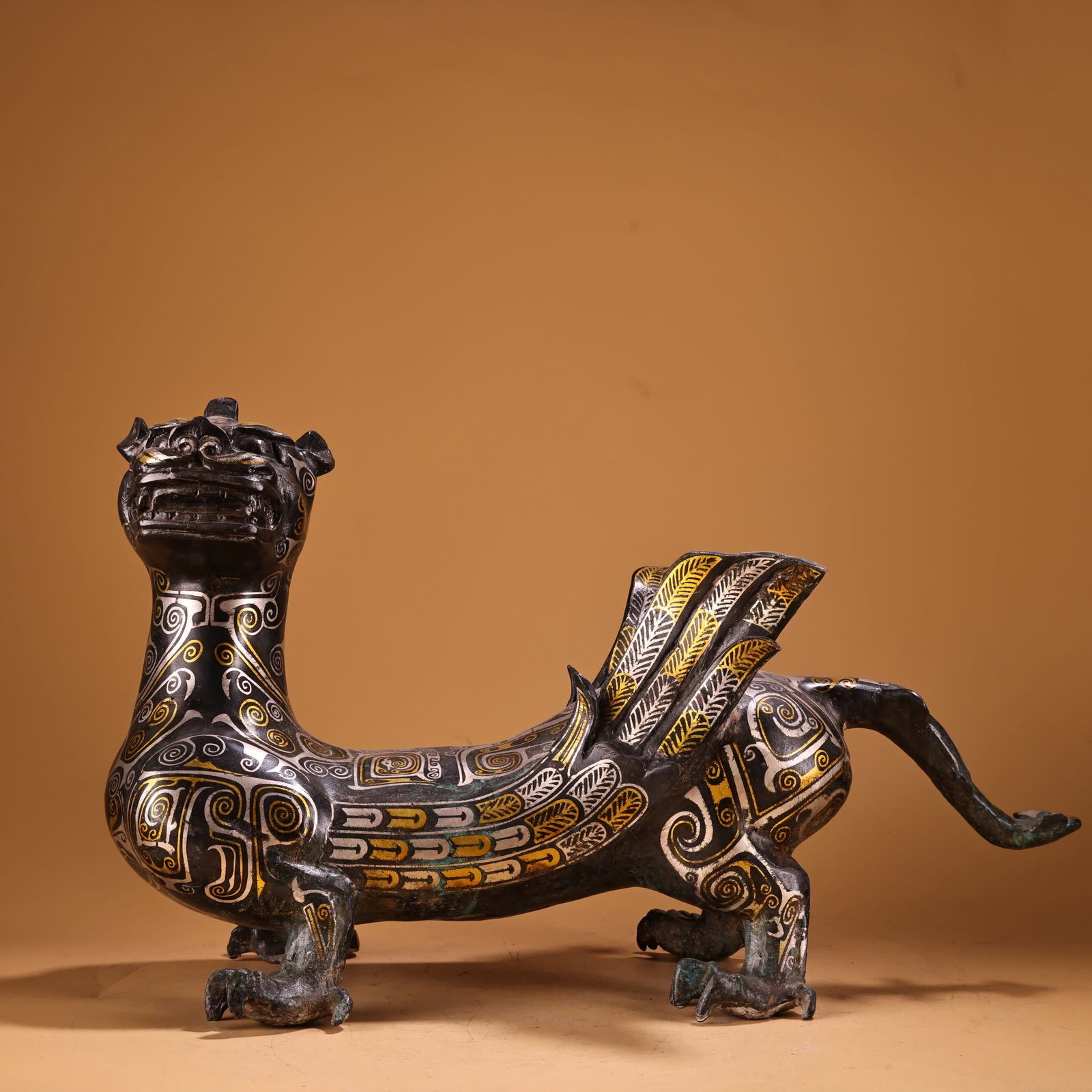 A Han Dynasty bronze gold and silver flying beast: Han Dynasty bronze vessels are made of gold and silver flying beasts SIZE: W:2600g H:22cm W:40cm (The Dimensions Of All Batches Are Manually Measured.If You Need More Detailed Information, Please