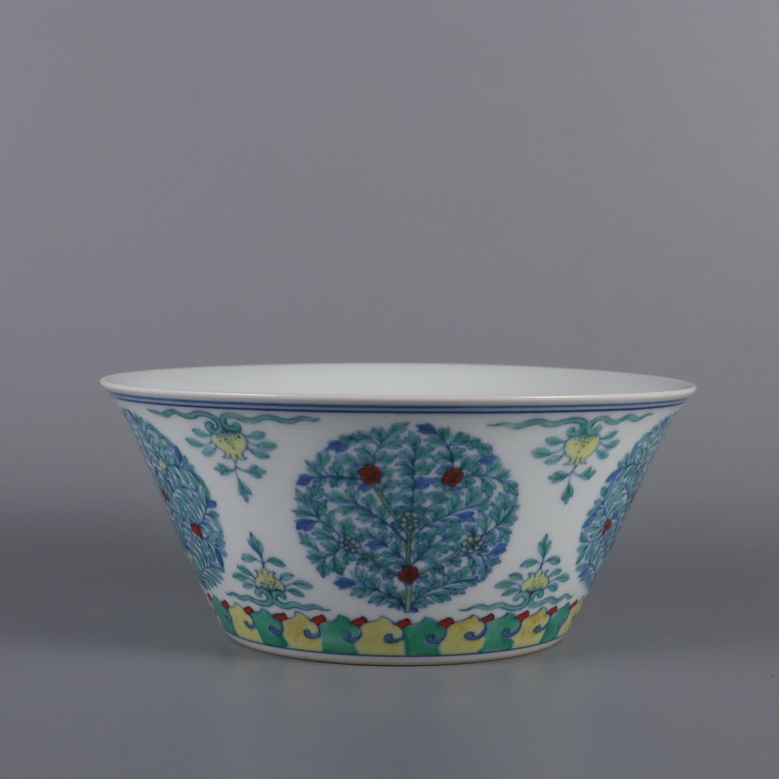 A Qing Dynasty Qianlong year Dou Caituan pattern horseshoe bowl (1 of 8)