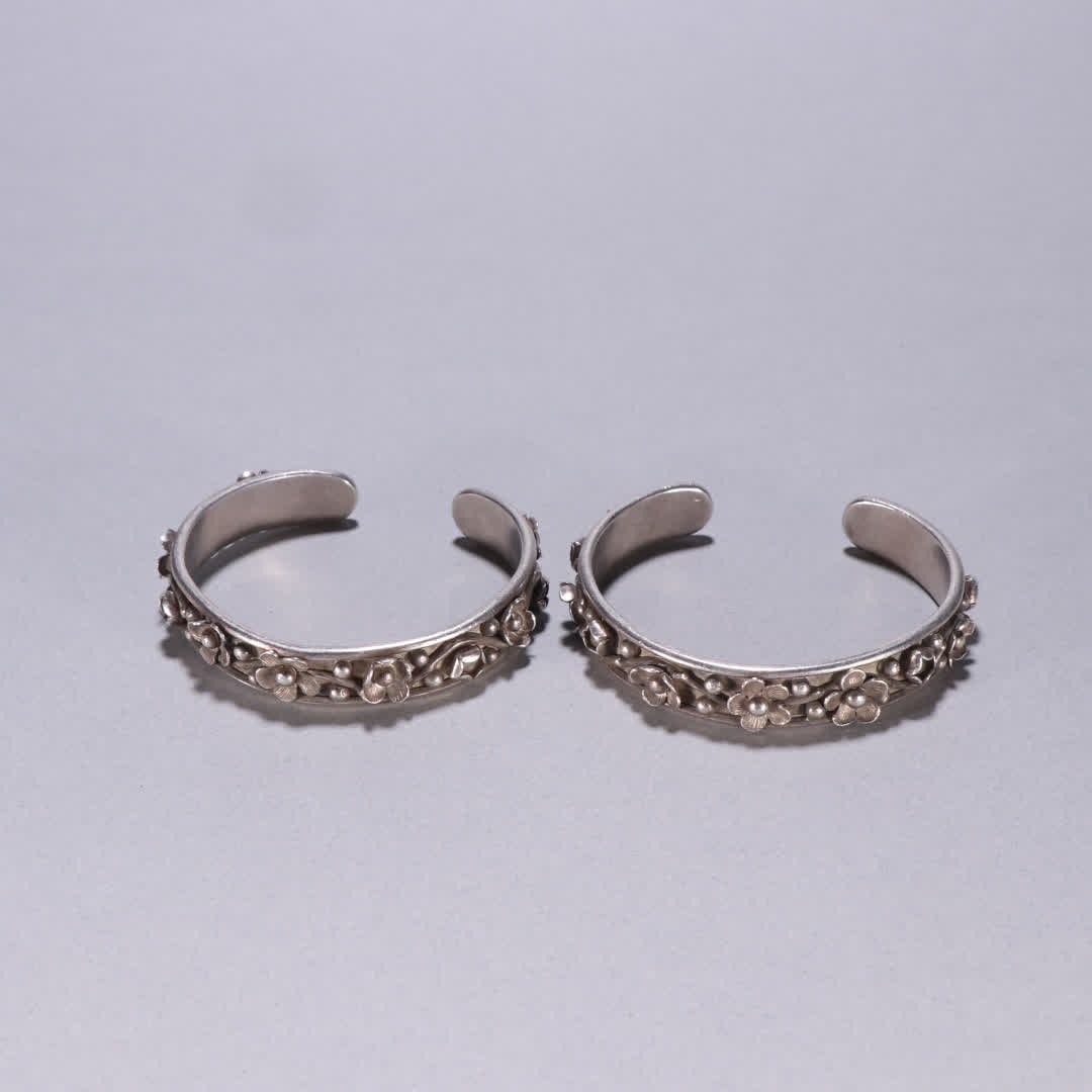A pair of Qing Dynasty sterling silver pattern bracelets (1 of 9)