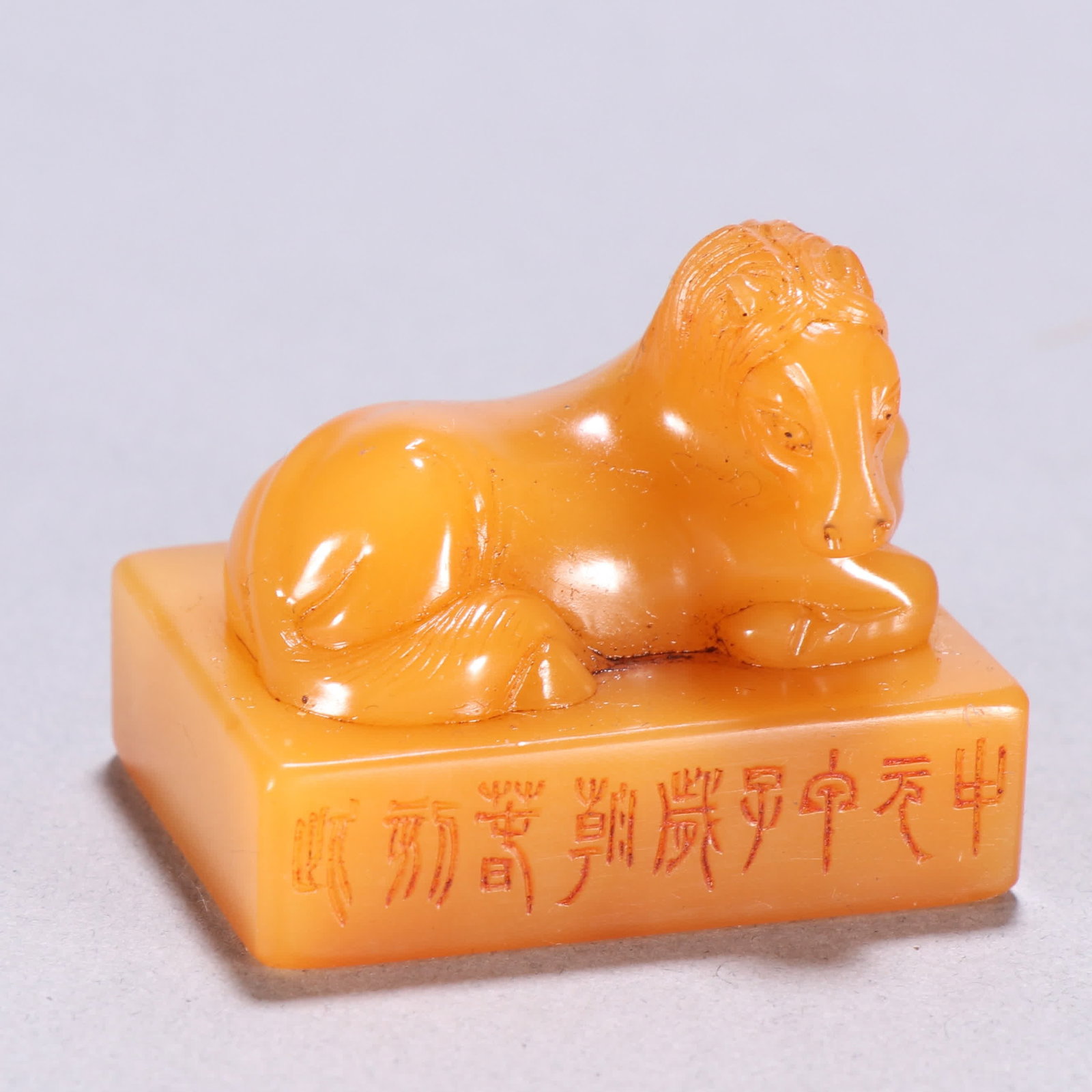 A Qing Dynasty Tian Huangshi horse button seal: Qing Dynasty Tian Huangshi horse button seal SIZE: H:3.6cm W:4.4cm W:69.4g (The Dimensions Of All Batches Are Manually Measured.If You Need More Detailed Information, Please Contact Our Customer Servi