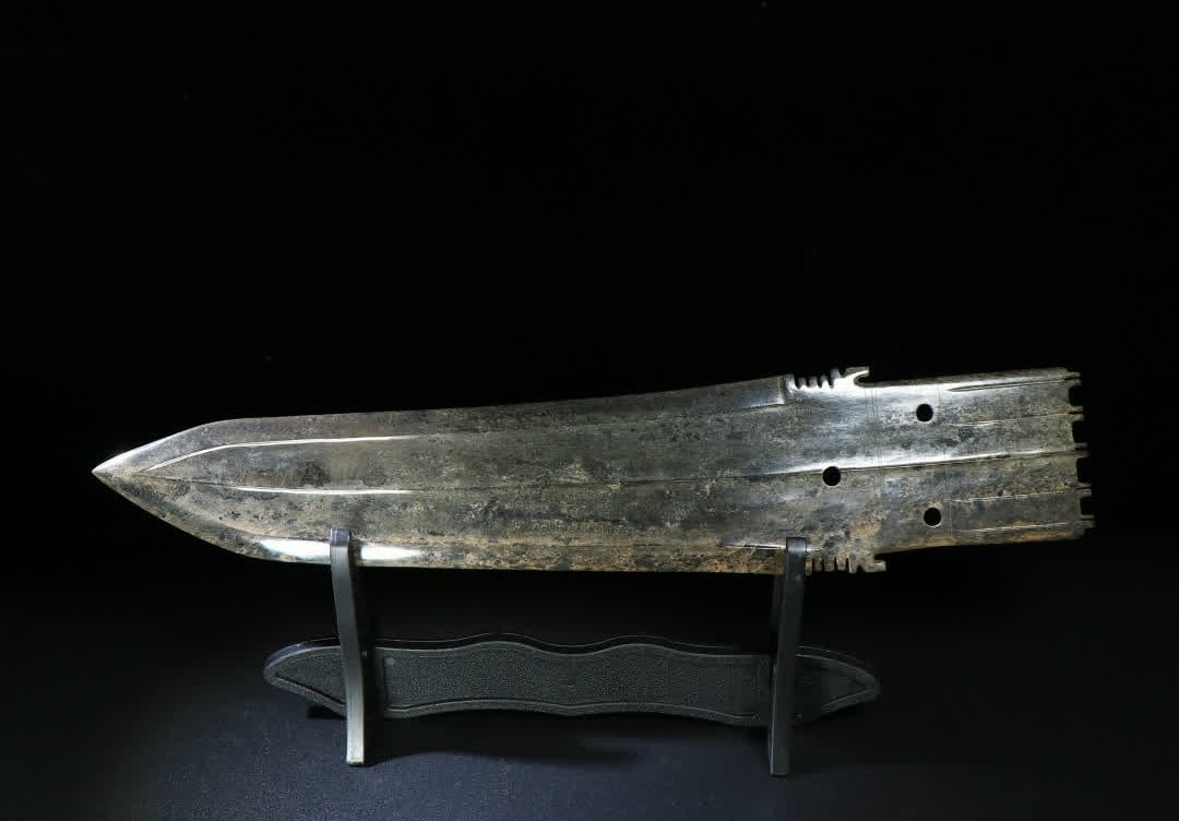 A piece of ancient jade ge: Ancient jade spear SIZE: 35.7x7.4cm W:261g (The Dimensions Of All Batches Are Manually Measured.If You Need More Detailed Information, Please Contact Our Customer Service Before Bidding.)