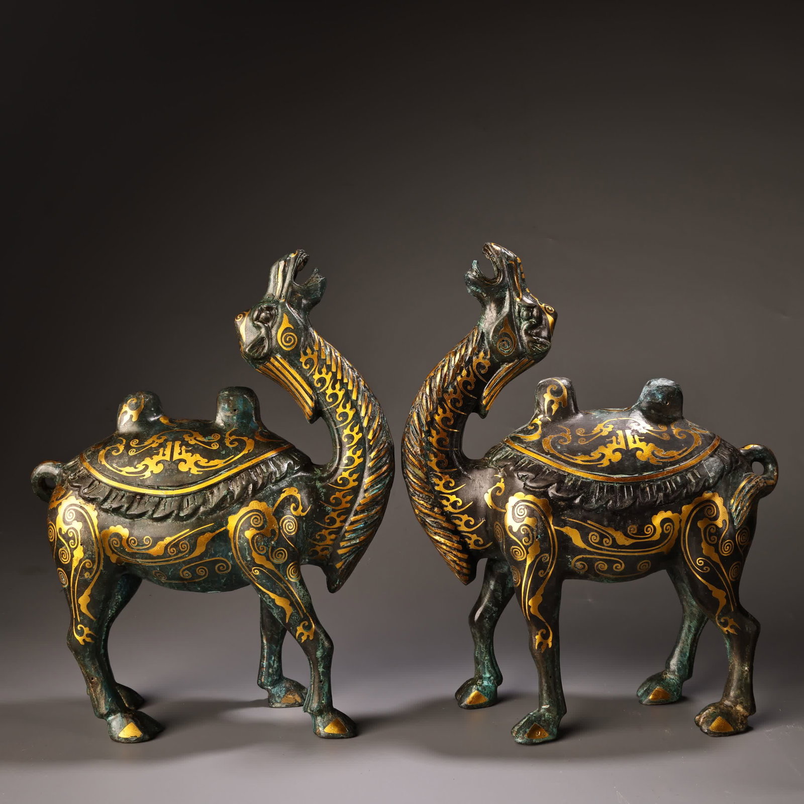 A pair of Han Dynasty Cuojin bronze camels: A pair of camels in the Han Dynasty SIZE: Single W: 1800g H: 30cm W: 23cm (The Dimensions Of All Batches Are Manually Measured.If You Need More Detailed Information, Please Contact Our Customer Servic