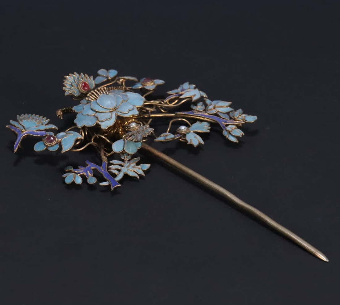 A Qing Dynasty silver gilt dot C floral pattern hairpin: Qing Dynasty silver gilt dot C floral pattern hairpin SIZE: 17.4x10x2.3cm W:53.4g (The Dimensions Of All Batches Are Manually Measured.If You Need More Detailed Information, Please Contact Our