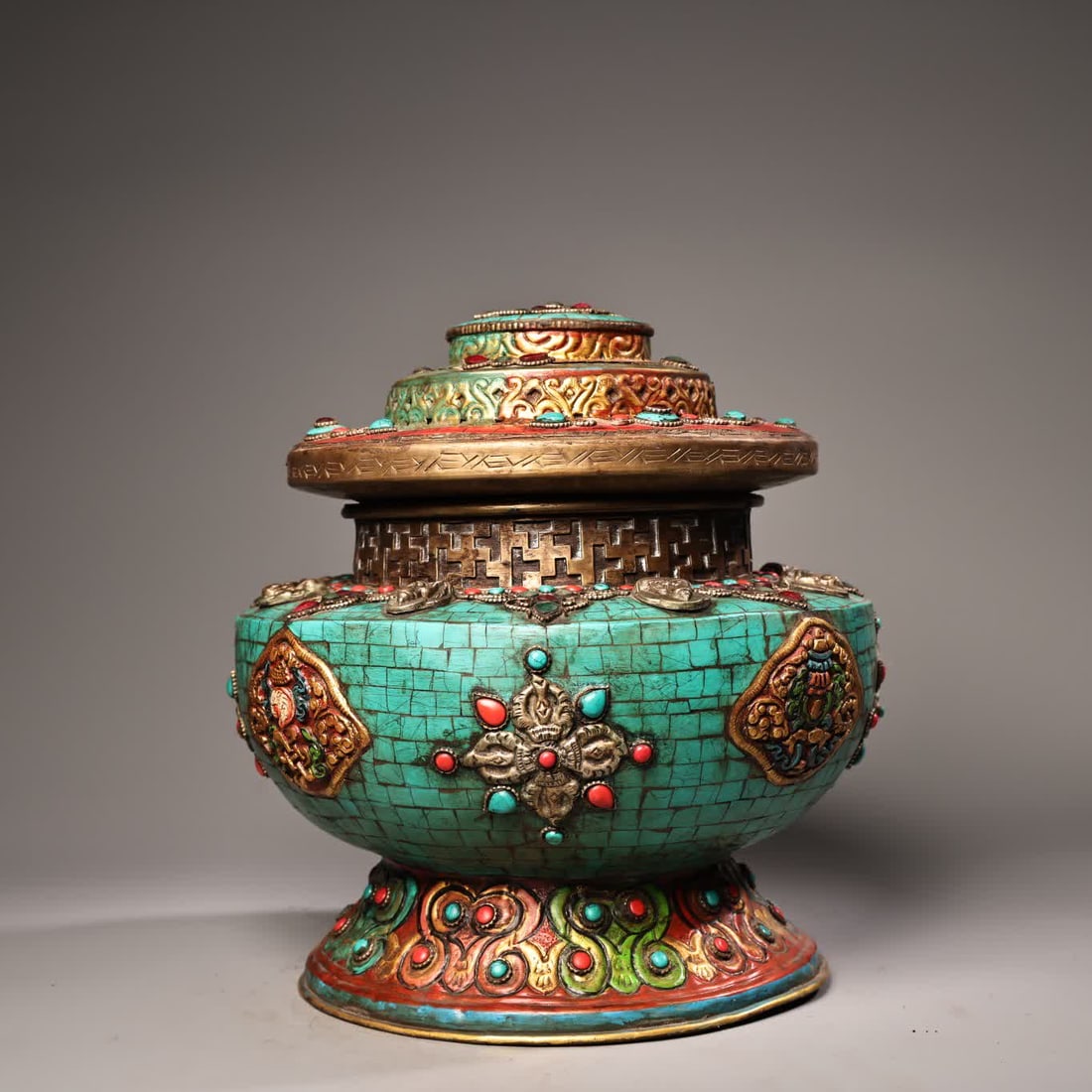 A Qing Dynasty gemstone-inlaid gold-painted auspicious eight-treasure treasure jar: Qing Dynasty inlaid gemstone painted gold auspicious eight treasure treasure jars SIZE: W:2300g H:26cm D:24cm (The Dimensions Of All Batches Are Manually Measured.If You Need More Detailed
