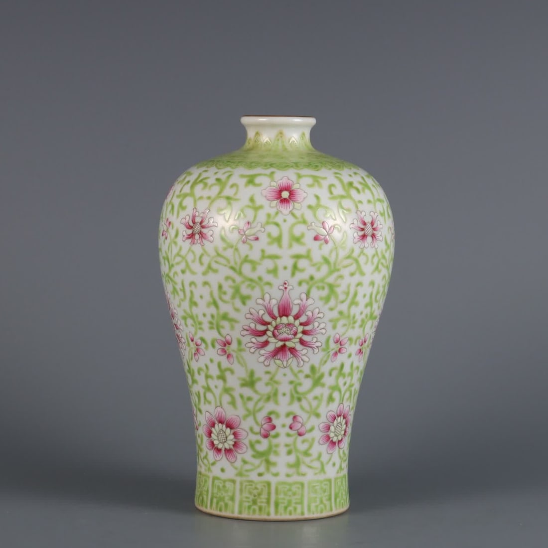 A green passionflower pattern plum bottle made in the Qianlong period of the Qing Dynasty: Qing Dynasty Qianlong year green passionflower pattern plum bottle SIZE: H: 19.8cm Belly diameter 11.5cm (The Dimensions Of All Batches Are Manually Measured.If You Need More Detailed Information,