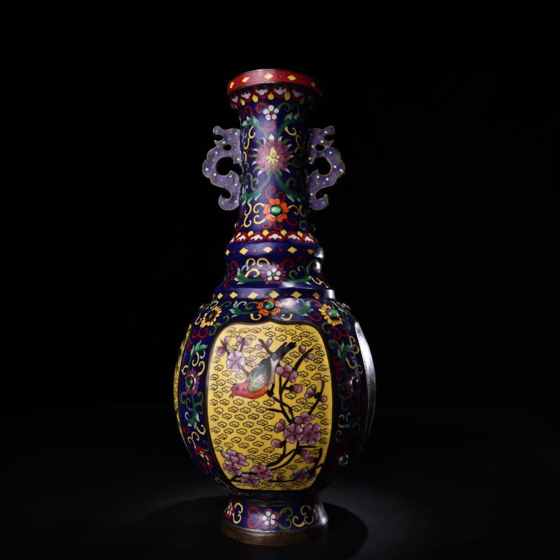 A cloisonnecloisonnevase from the Qing Dynasty: Qing Dynasty cloisonneenamel cloisonnevase SIZE: W:3799g H:40cm W:17cm D:18cm (The Dimensions Of All Batches Are Manually Measured.If You Need More Detailed Information, Please Contact Our Customer