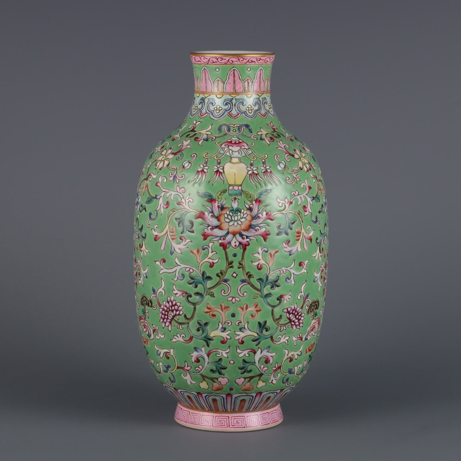 A small mouth bottle made in the Qianlong period of the Qing Dynasty: Qing Dynasty Qianlong year green pastel treasure pattern small mouth bottle SIZE: H:23.2cm MouthD:5cm (The Dimensions Of All Batches Are Manually Measured.If You Need More Detailed Information,
