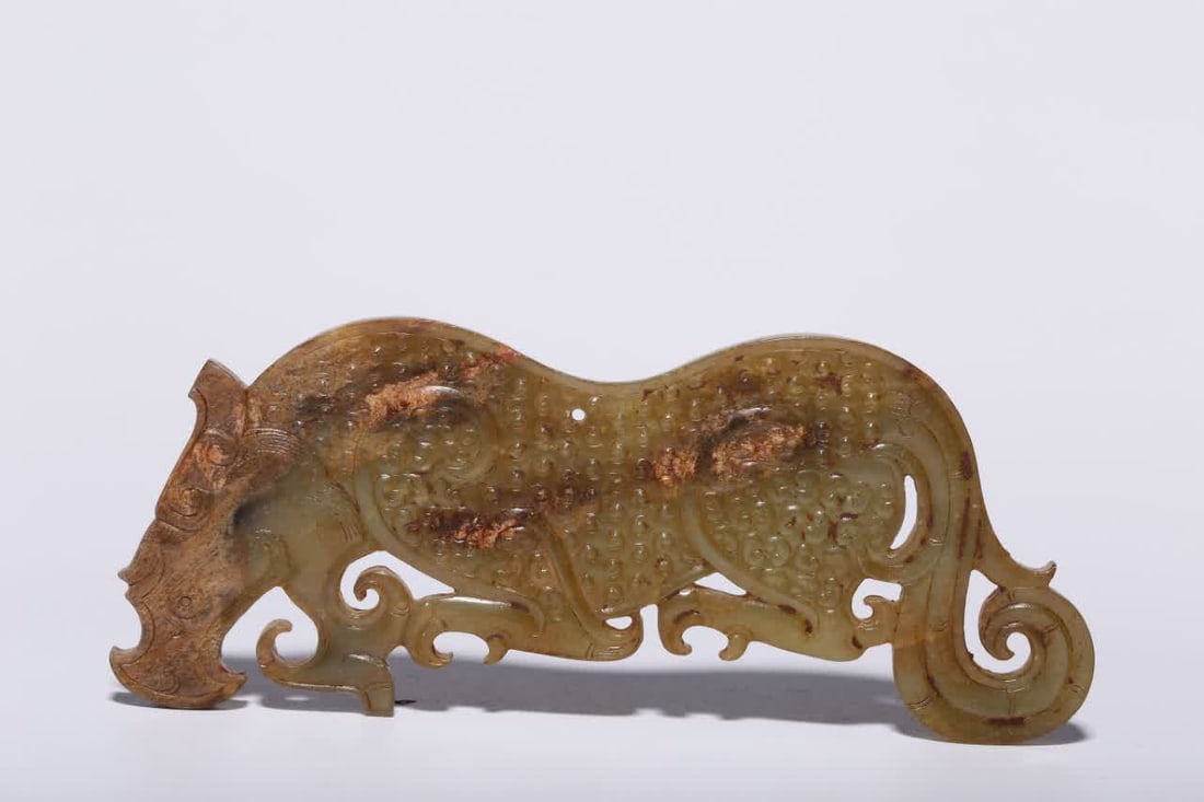 A piece of war Han Dynasty Hetian jade rhinoceros jade: War Han Dynasty Hetian jade rhinoceros bi This instrument is carved from Tian jade, the jade is delicate and warm, with rhinoceros as the theme of the statue, the body is decorated with drum nails,