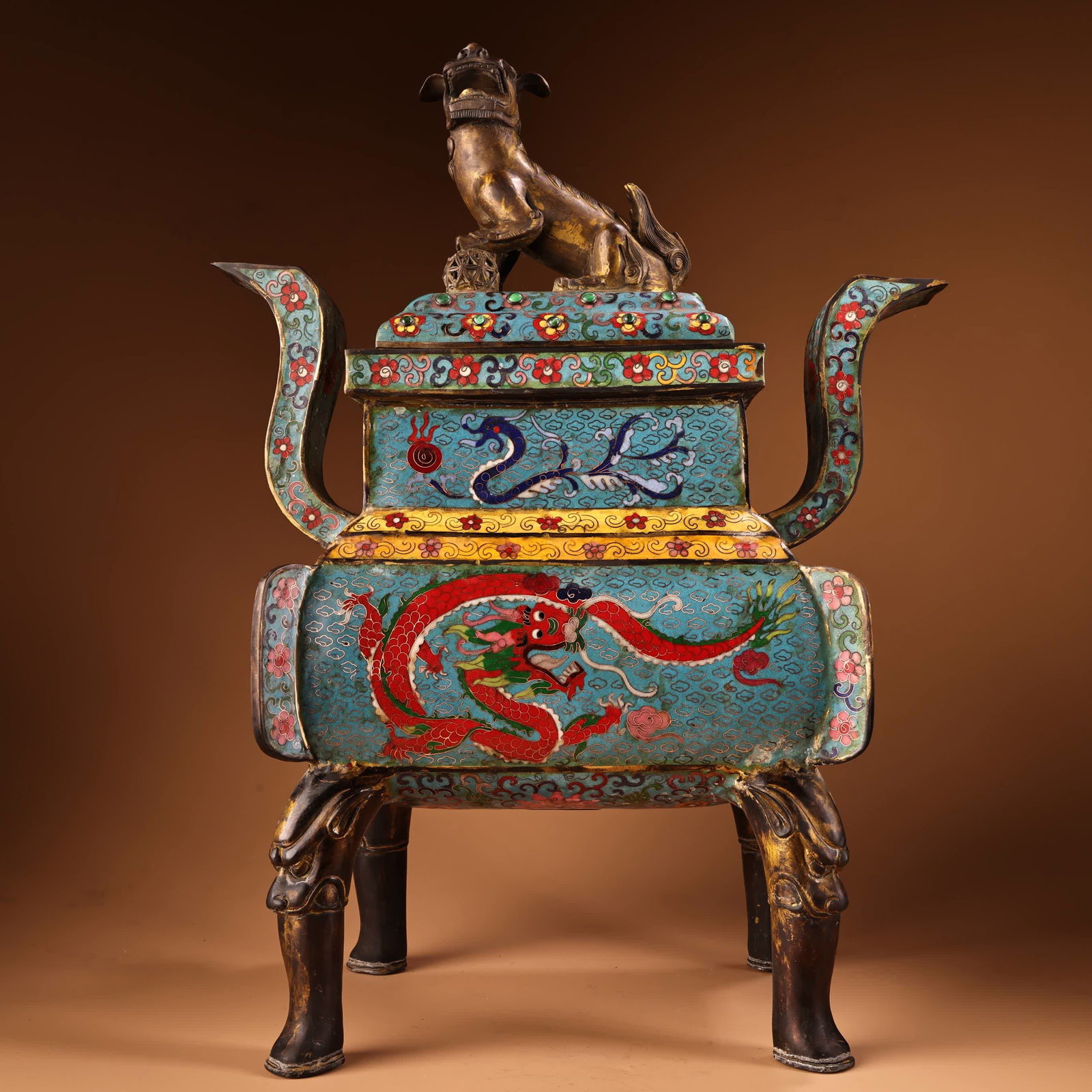 A Qing Dynasty cloisonneenamel gilt lion lid incense burner: Qing Dynasty cloisonneenamel gilt lion cover incense burner SIZE: W:12.5kg H:56cm W:42cm (The Dimensions Of All Batches Are Manually Measured.If You Need More Detailed Information, Please Contact Our