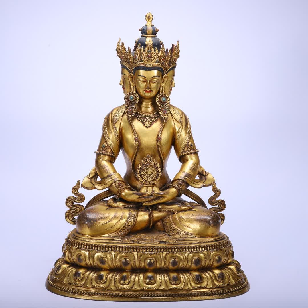 A bronze gilt Buddha statue of the Qing Dynasty: Qing Dynasty copper gilt Buddha statue SIZE: L:26cm W:18cm H:35cm W:4090g (The Dimensions Of All Batches Are Manually Measured.If You Need More Detailed Information, Please Contact Our Customer
