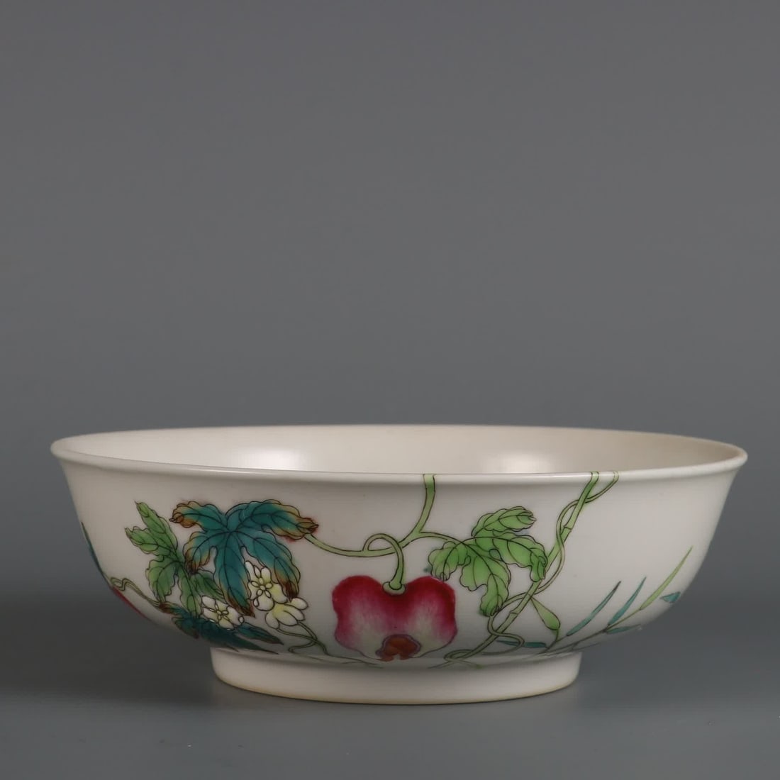 A Qing Dynasty Tongzhi year pastel over the wall of the melon pattern bowl: Qing Dynasty Tongzhi year pastel over the wall melon pattern bowl SIZE: H:5cm MouthD:15cm (The Dimensions Of All Batches Are Manually Measured.If You Need More Detailed Information, Please Contact