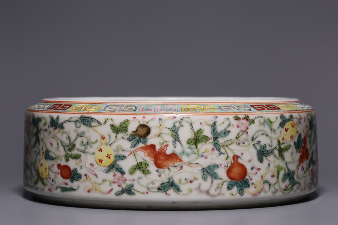 A piece of Qing Dynasty pastel Fushou Bandai washed: Qing Dynasty pastel Fushou Bandai washing water washing mouth, straight wall, flat sole foot. The whole body is glazed, the color is beautiful and crystal clear, and it is delicate and dripping. The