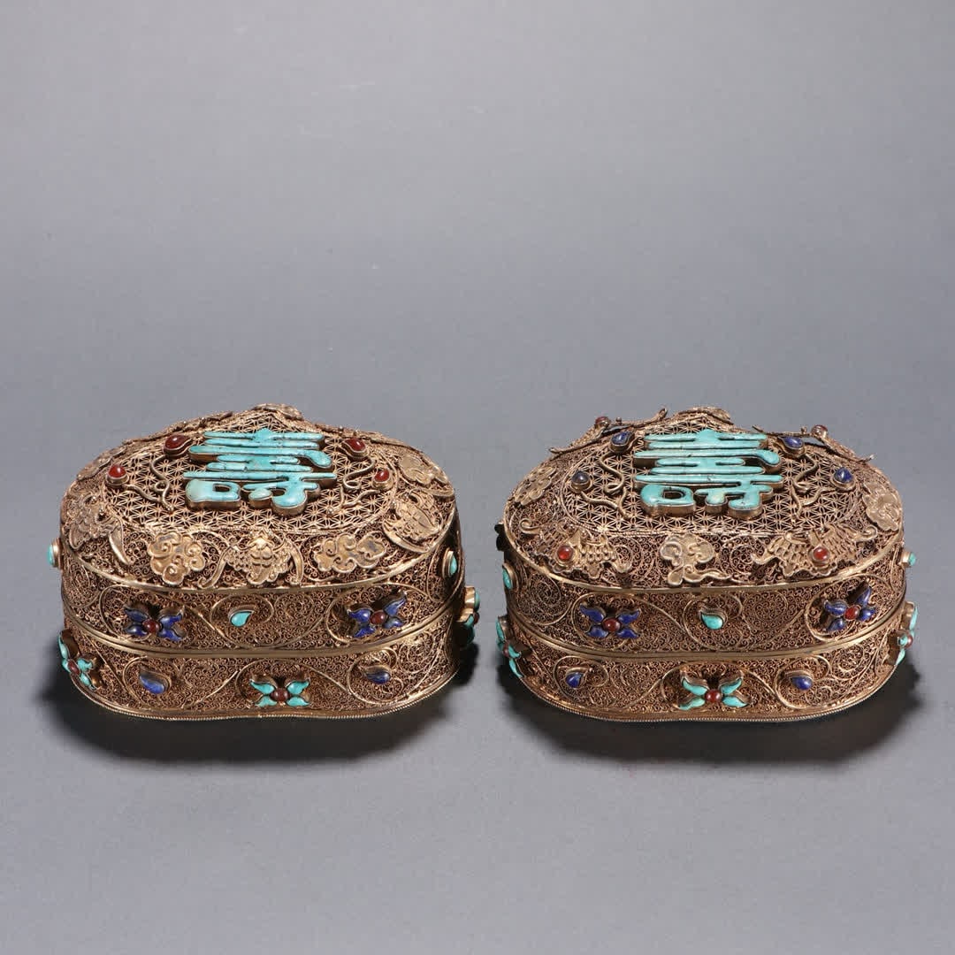 A pair of Qing Dynasty silver filigree inlaid with longevity words peach-shaped powder box: Qing Dynasty silver filigree inlaid with longevity character peach shaped powder box SIZE: H:5.5cm W:11cm (The Dimensions Of All Batches Are Manually Measured.If You Need More Detailed Information, Pl