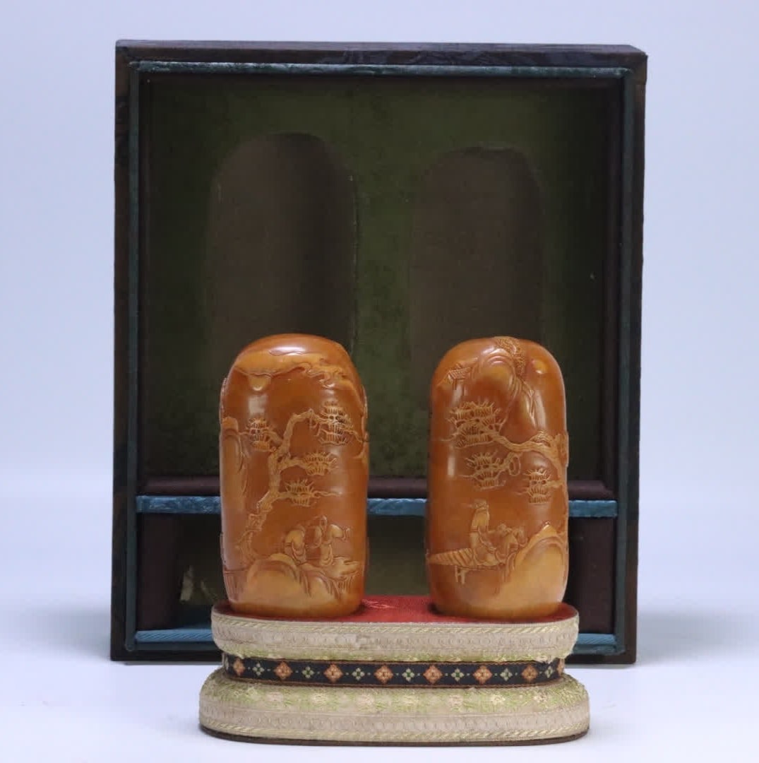 A pair of Renyin Shiling engraved in Mei Cang Lou Shoushan Tian Huang character story pattern seal (1 of 9)