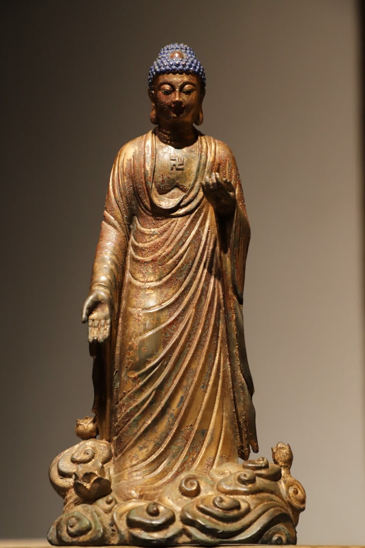 A bronze gilt statue of Shakyamuni in the Qing Dynasty: Qing Dynasty copper gilt Shakyamuni reception statue SIZE: W:1.4kg H:26cm L:13W:8cm (The Dimensions Of All Batches Are Manually Measured.If You Need More Detailed Information, Please Contact Our