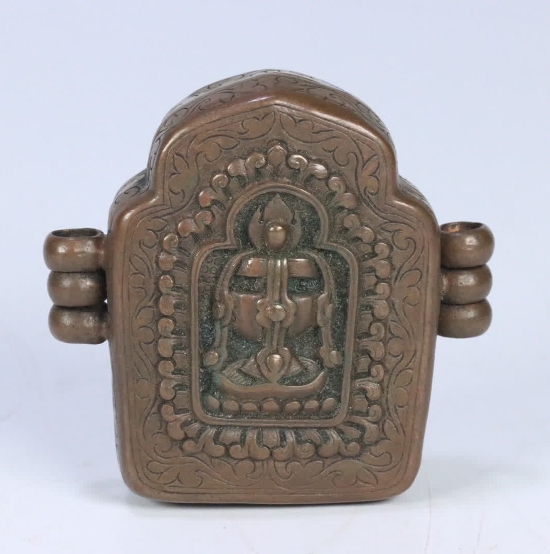 A Qing Dynasty Tibetan Lima copper entwined treasure vase vase vajra pestle pattern gau box: Qing Dynasty Tibetan Lima copper entwined treasure vase vase vajra pestle pattern gawu box SIZE: 5.72x5.95x2.24cm W:51g (The Dimensions Of All Batches Are Manually Measured.If You Need More Detailed