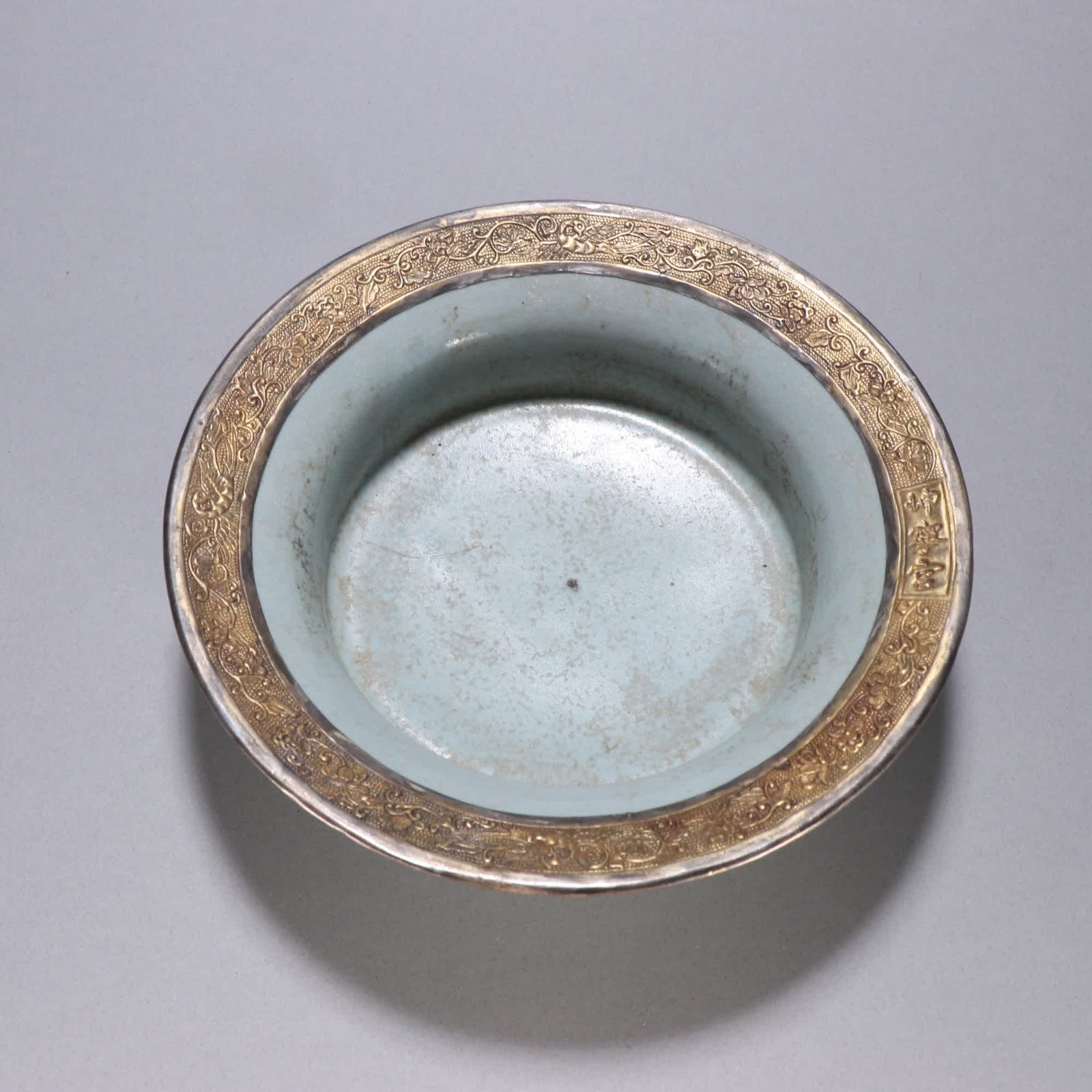 A gold plate covered in a Song Ru kiln: Song Ru kiln covered gold plate SIZE: H:16cm W:19.5cm (The Dimensions Of All Batches Are Manually Measured.If You Need More Detailed Information, Please Contact Our Customer Service Before Bidding.)