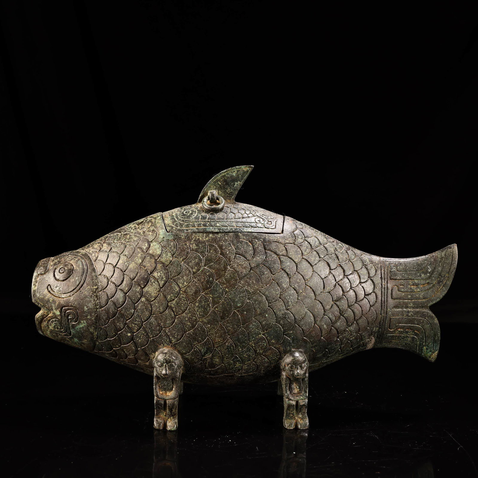 A Han Dynasty bronze fish statue: Han Dynasty bronze fish statue SIZE: W:1300g H:16cm W:28cm (The Dimensions Of All Batches Are Manually Measured.If You Need More Detailed Information, Please Contact Our Customer Service Before Biddin