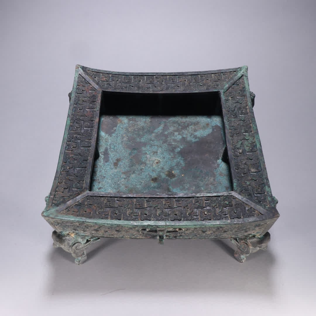 A bronze gluttonous pattern square stove: Warring States bronze gluttonous pattern square furnace SIZE: H:12.4cm W:28.3cm W:6kg (The Dimensions Of All Batches Are Manually Measured.If You Need More Detailed Information, Please Contact Our Cus